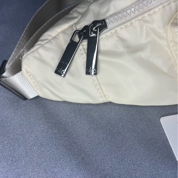 ALO Yoga cream ligth  Belt Bag - Picture 4 of 6